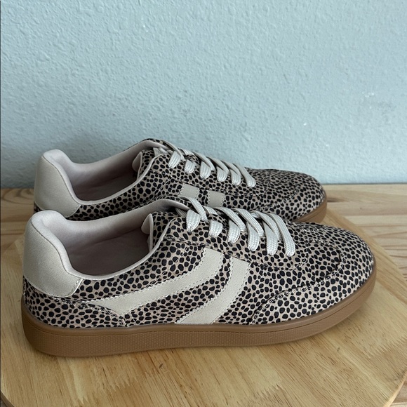 DV8 Vynie Womens Sneakers new 9 - Picture 2 of 5